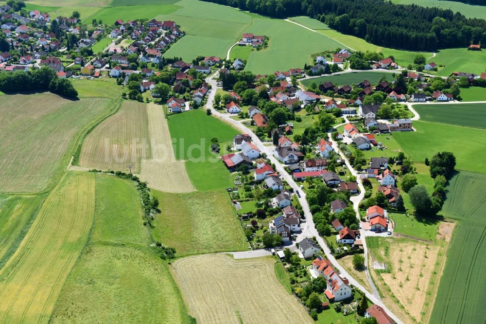 Luftaufnahme Fernhag - Dorf - Ansicht am Rande von Feldern in Fernhag im Bundesland Bayern, Deutschland