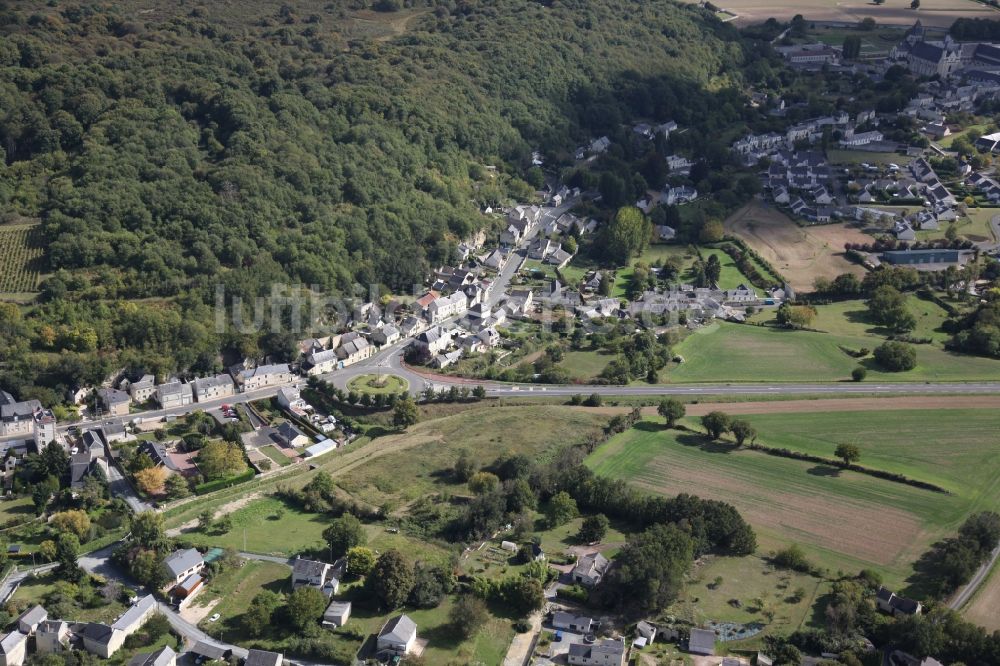 Fontevraud l'Abbaye von oben - Dorf - Ansicht am Rande von Feldern in Fontevraud l'Abbaye in Pays de la Loire, Frankreich