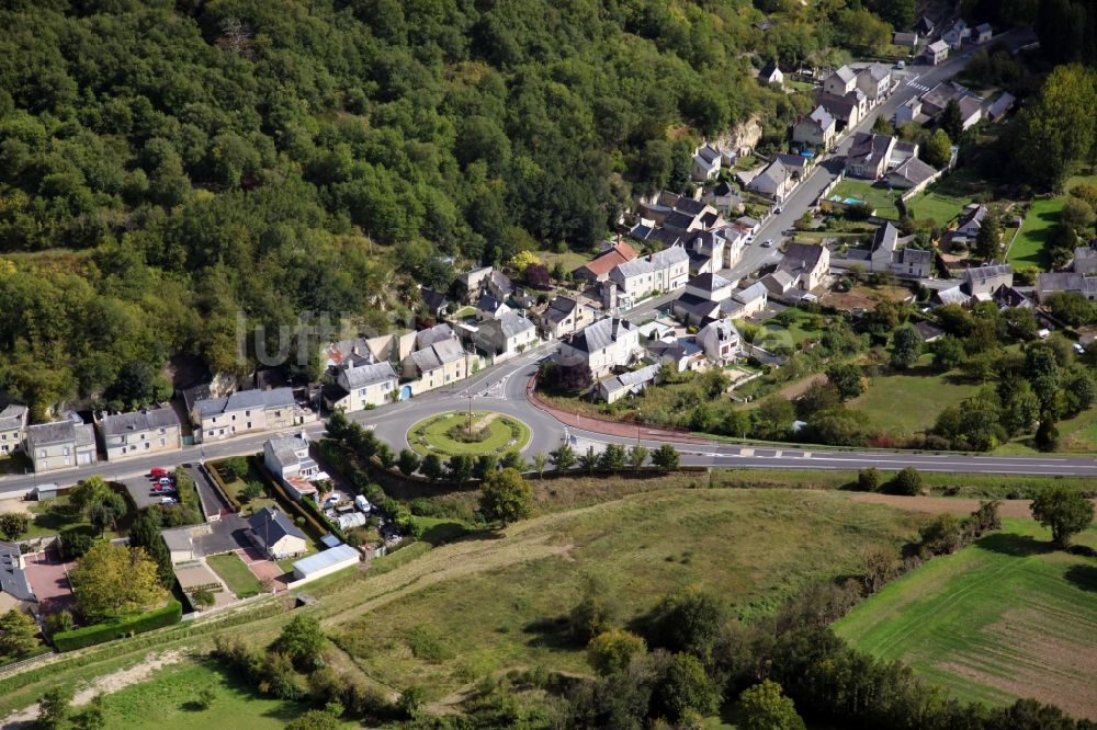 Fontevraud l'Abbaye aus der Vogelperspektive: Dorf - Ansicht am Rande von Feldern in Fontevraud l'Abbaye in Pays de la Loire, Frankreich