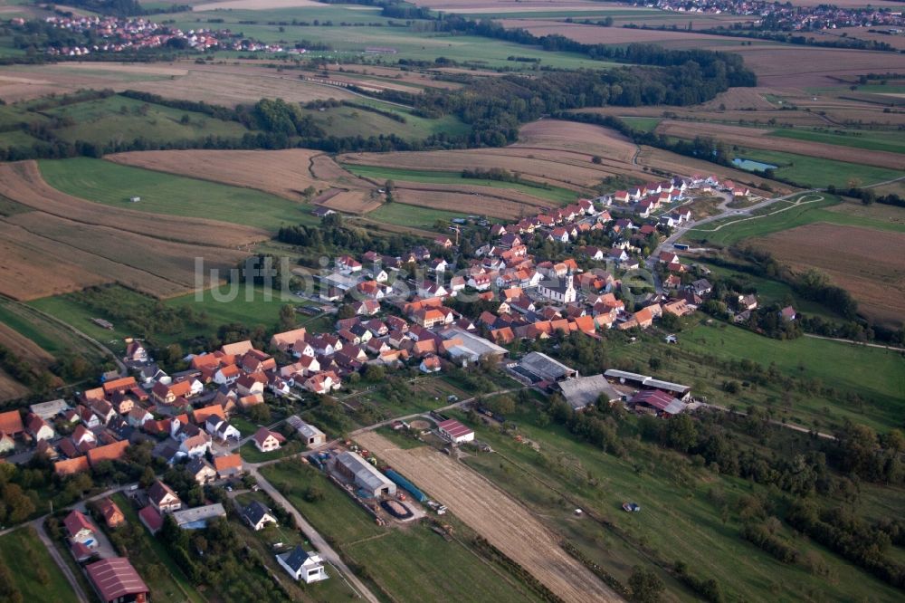 Luftaufnahme Forstheim - Dorf - Ansicht am Rande von Feldern in Forstheim in Grand Est, Frankreich