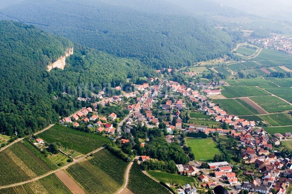 Frankweiler aus der Vogelperspektive: Dorf - Ansicht am Rande von Feldern in Frankweiler im Bundesland Rheinland-Pfalz