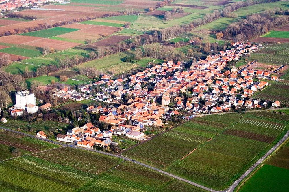 Freimersheim (Pfalz) aus der Vogelperspektive: Dorf - Ansicht am Rande von Feldern in Freimersheim (Pfalz) im Bundesland Rheinland-Pfalz