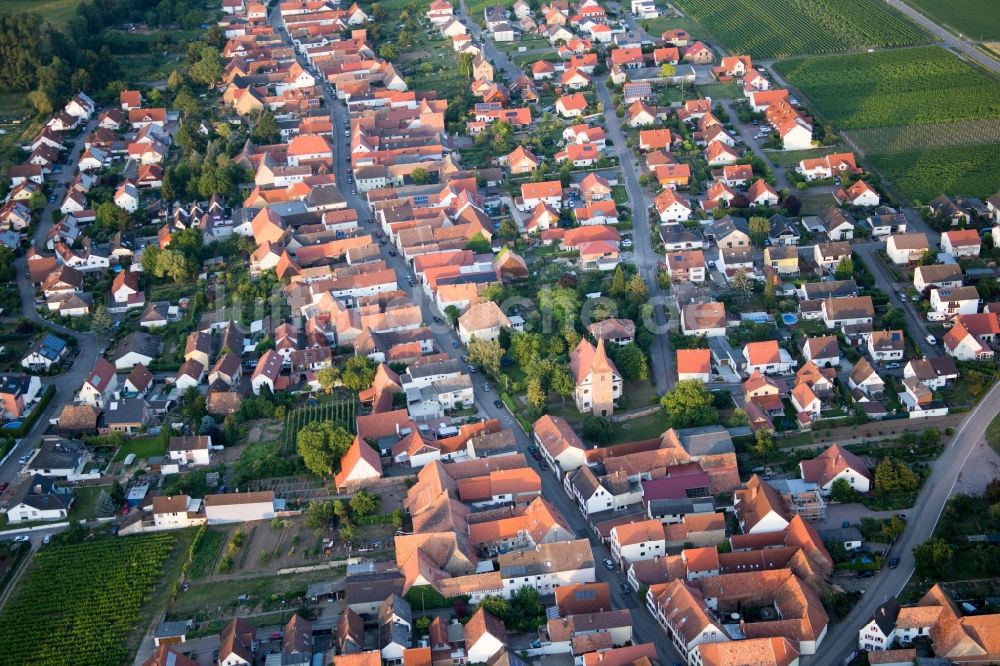 Freimersheim (Pfalz) aus der Vogelperspektive: Dorf - Ansicht am Rande von Feldern in Freimersheim (Pfalz) im Bundesland Rheinland-Pfalz, Deutschland