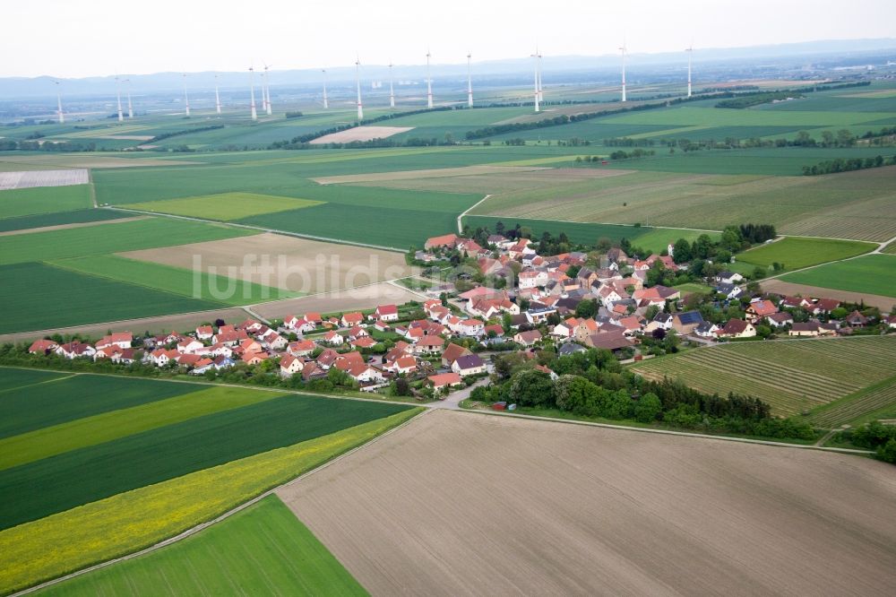 Frettenheim aus der Vogelperspektive: Dorf - Ansicht am Rande von Feldern in Frettenheim im Bundesland Rheinland-Pfalz, Deutschland