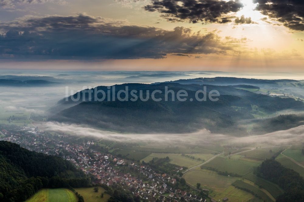 Radolfzell am Bodensee von oben - Dorf - Ansicht am Rande von Feldern vor dem von Frühnebel vrhüllten Bodensee im Ortsteil Stahringen in Radolfzell am Bodensee im Bundesland Baden-Württemberg, Deutschland