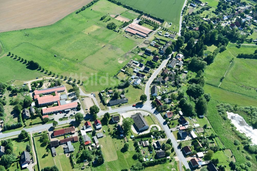 Friedrichsruhe aus der Vogelperspektive: Dorf - Ansicht am Rande von Feldern in Friedrichsruhe im Bundesland Mecklenburg-Vorpommern, Deutschland