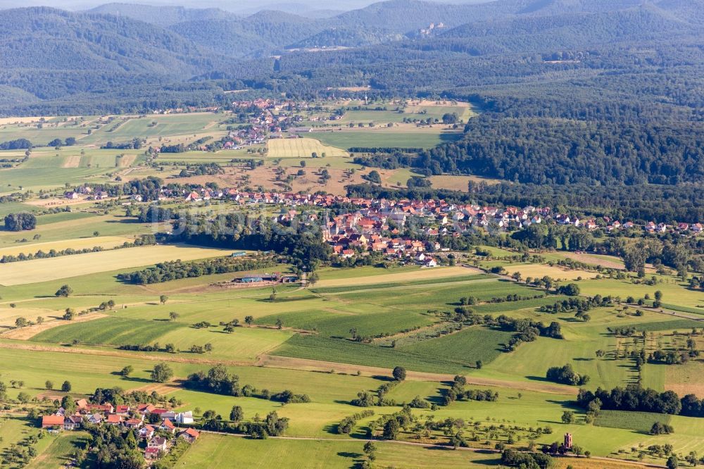 Frœschwiller von oben - Dorf - Ansicht am Rande von Feldern in Frœschwiller in Grand Est, Frankreich