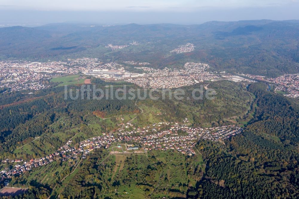 Gaggenau aus der Vogelperspektive: Dorf - Ansicht am Rande von Feldern in Gaggenau im Bundesland Baden-Württemberg, Deutschland