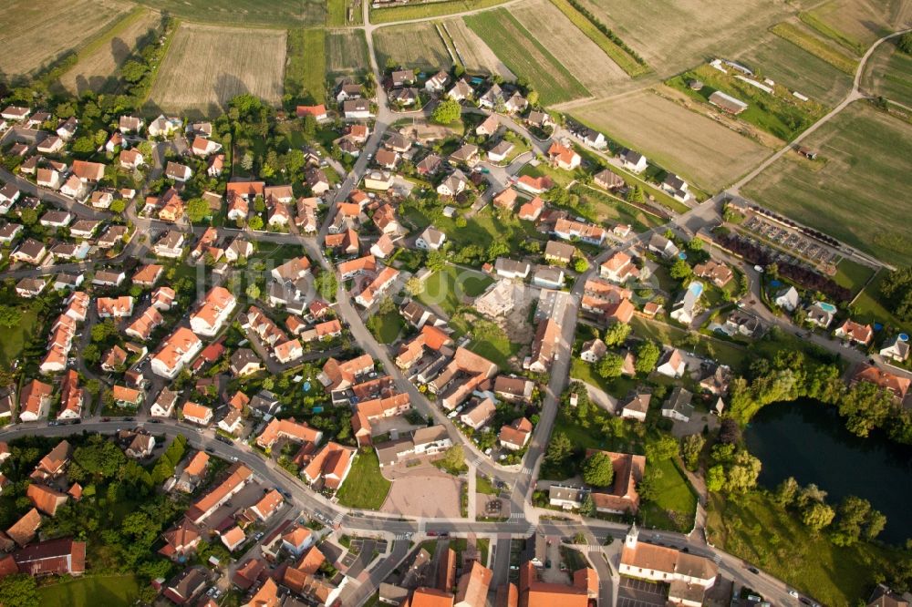 Luftbild Gambsheim - Dorf - Ansicht am Rande von Feldern in Gambsheim in Grand Est, Frankreich