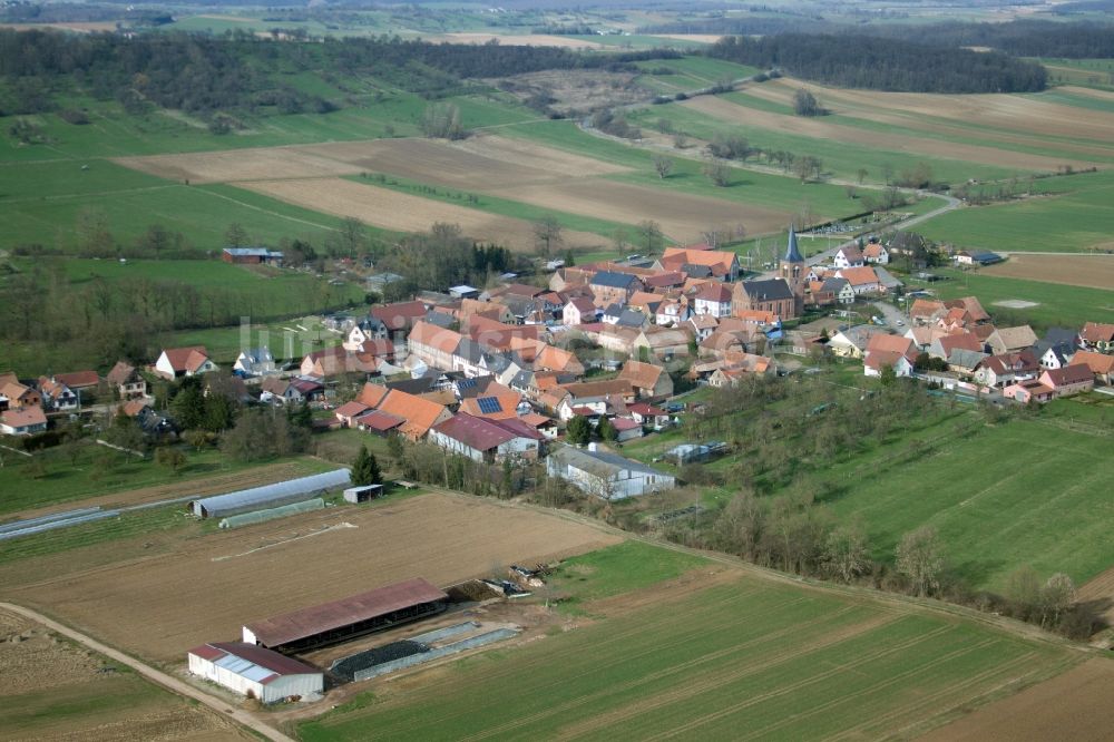 Geiswiller von oben - Dorf - Ansicht am Rande von Feldern in Geiswiller in Grand Est, Frankreich