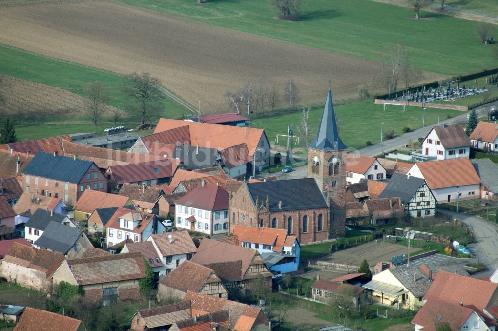 Geiswiller aus der Vogelperspektive: Dorf - Ansicht am Rande von Feldern in Geiswiller in Grand Est, Frankreich