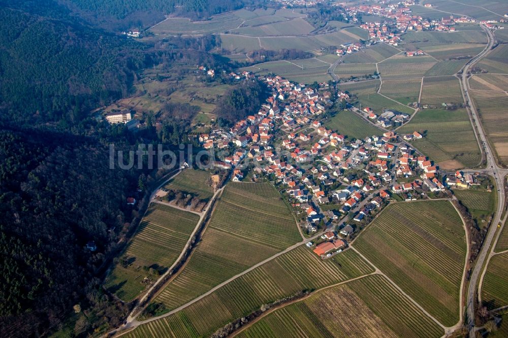 Gleisweiler aus der Vogelperspektive: Dorf - Ansicht am Rande von Feldern in Gleisweiler im Bundesland Rheinland-Pfalz, Deutschland