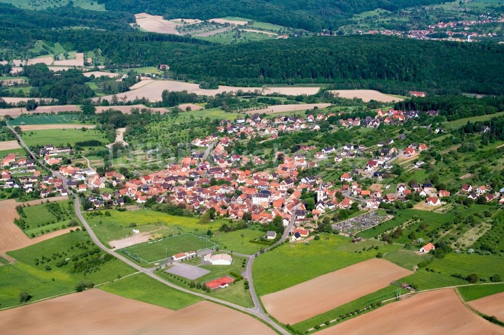 Gœrsdorf aus der Vogelperspektive: Dorf - Ansicht am Rande von Feldern in Gœrsdorf in Grand Est, Frankreich