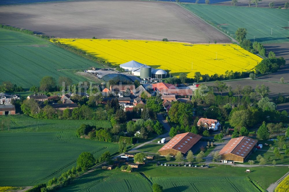 Luftbild Goldbeck - Dorf - Ansicht am Rande von Feldern in Goldbeck im Bundesland Sachsen-Anhalt, Deutschland