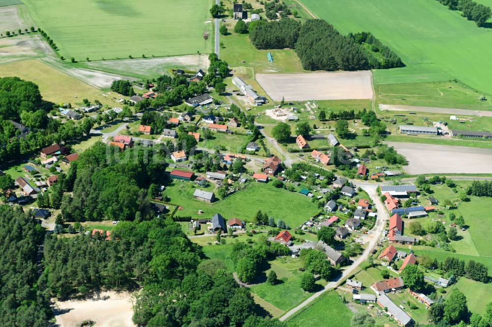 Gollensdorf von oben - Dorf - Ansicht am Rande von Feldern in Gollensdorf im Bundesland Sachsen-Anhalt, Deutschland