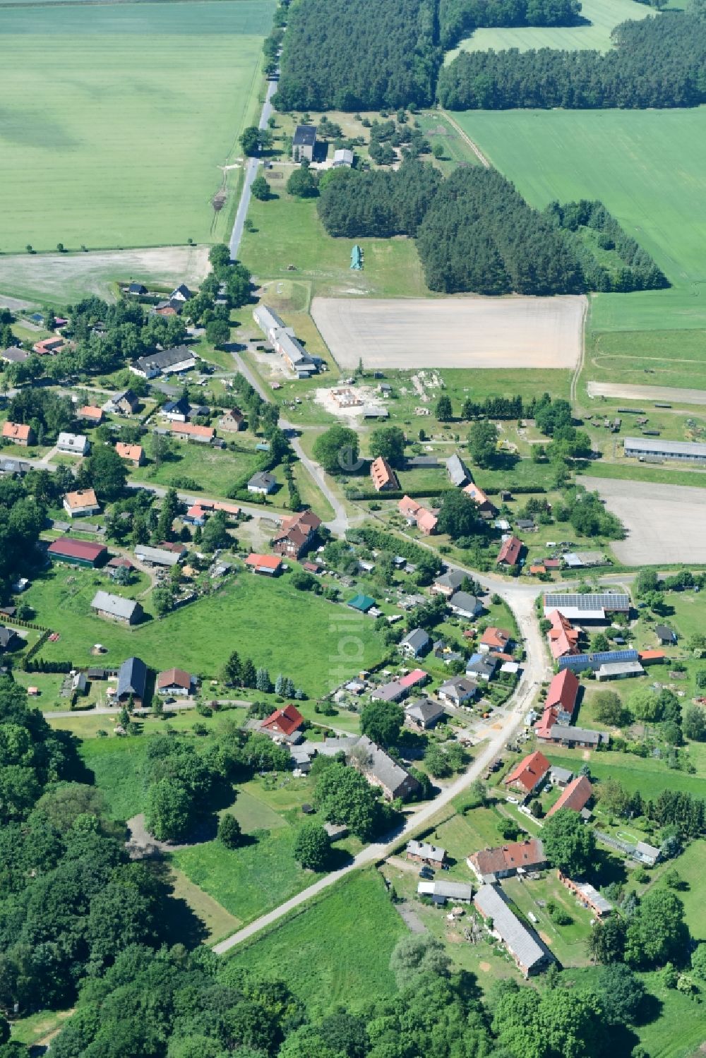 Gollensdorf aus der Vogelperspektive: Dorf - Ansicht am Rande von Feldern in Gollensdorf im Bundesland Sachsen-Anhalt, Deutschland