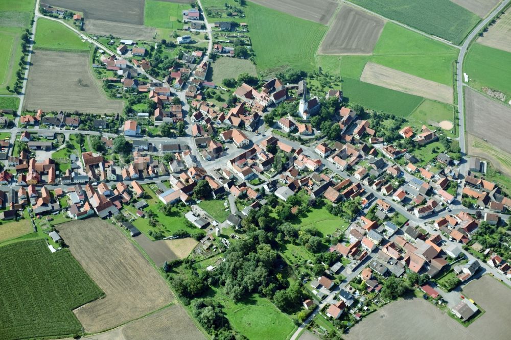 Luftaufnahme Goßmannsdorf - Dorf - Ansicht am Rande von Feldern in Goßmannsdorf im Bundesland Bayern, Deutschland