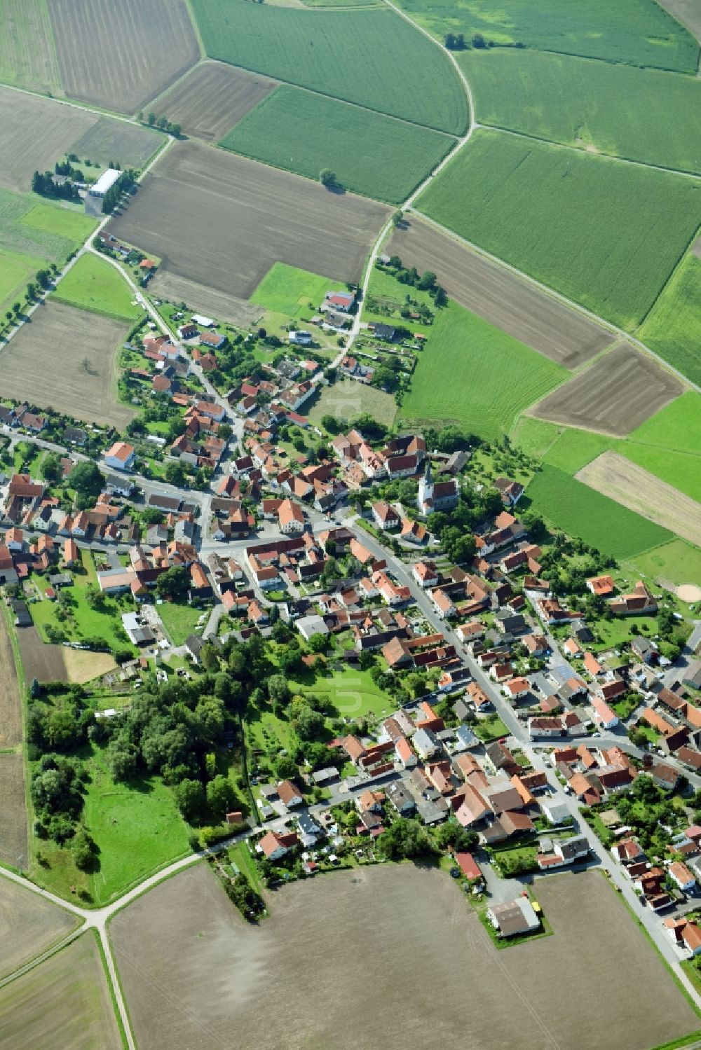 Goßmannsdorf aus der Vogelperspektive: Dorf - Ansicht am Rande von Feldern in Goßmannsdorf im Bundesland Bayern, Deutschland