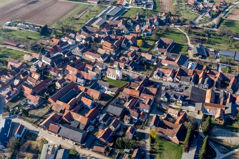 Gottesheim von oben - Dorf - Ansicht am Rande von Feldern in Gottesheim in Grand Est, Frankreich