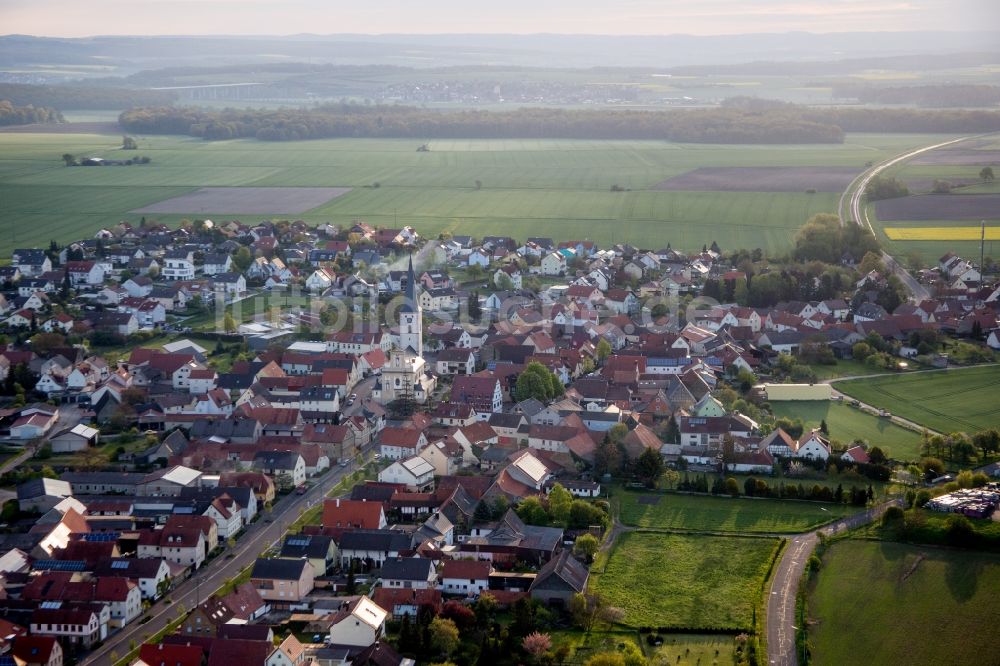 Grettstadt von oben - Dorf - Ansicht am Rande von Feldern in Grettstadt im Bundesland Bayern, Deutschland