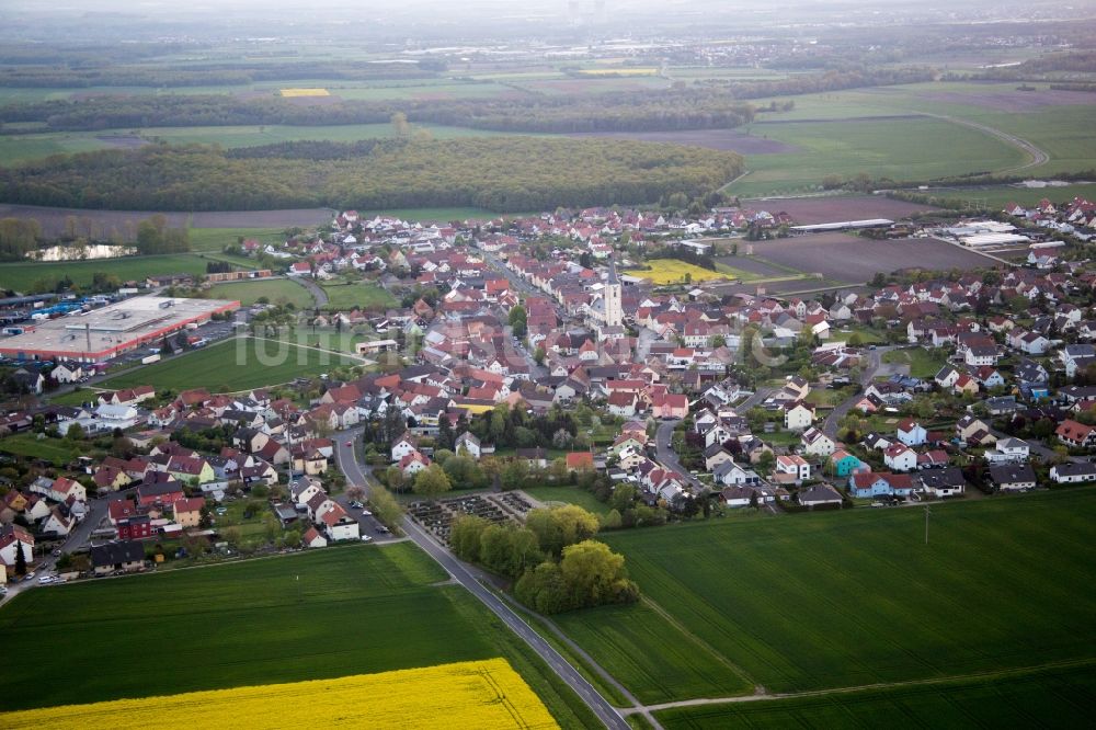 Grettstadt aus der Vogelperspektive: Dorf - Ansicht am Rande von Feldern in Grettstadt im Bundesland Bayern, Deutschland