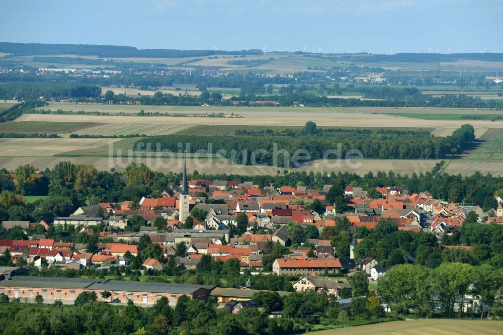 Gröningen aus der Vogelperspektive: Dorf - Ansicht am Rande von Feldern in Gröningen im Bundesland Sachsen-Anhalt, Deutschland