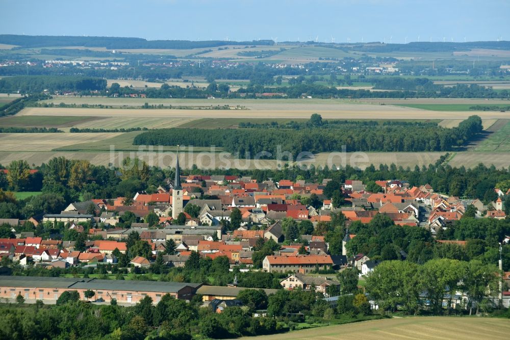 Luftbild Gröningen - Dorf - Ansicht am Rande von Feldern in Gröningen im Bundesland Sachsen-Anhalt, Deutschland