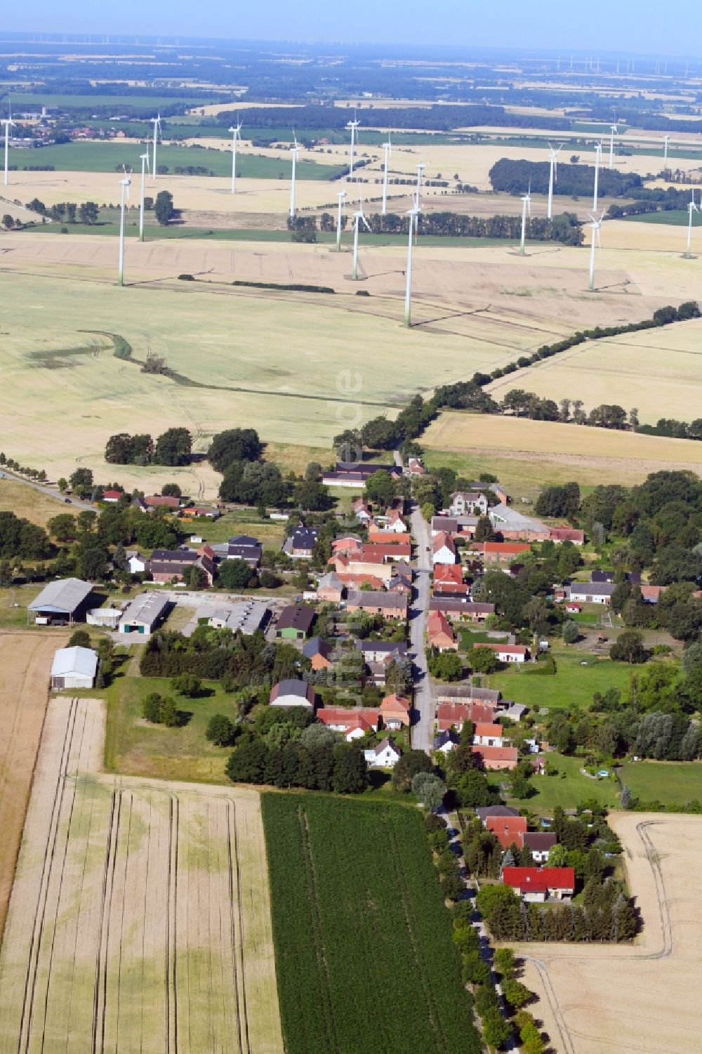 Groß Ellingen aus der Vogelperspektive: Dorf - Ansicht am Rande von Feldern in Groß Ellingen im Bundesland Sachsen-Anhalt, Deutschland