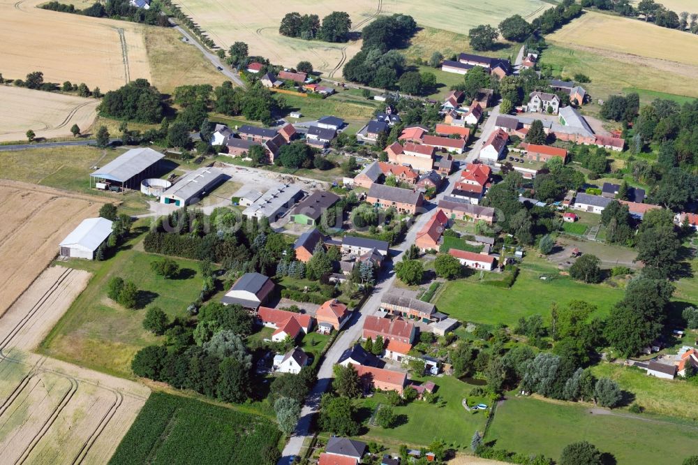 Luftaufnahme Groß Ellingen - Dorf - Ansicht am Rande von Feldern in Groß Ellingen im Bundesland Sachsen-Anhalt, Deutschland