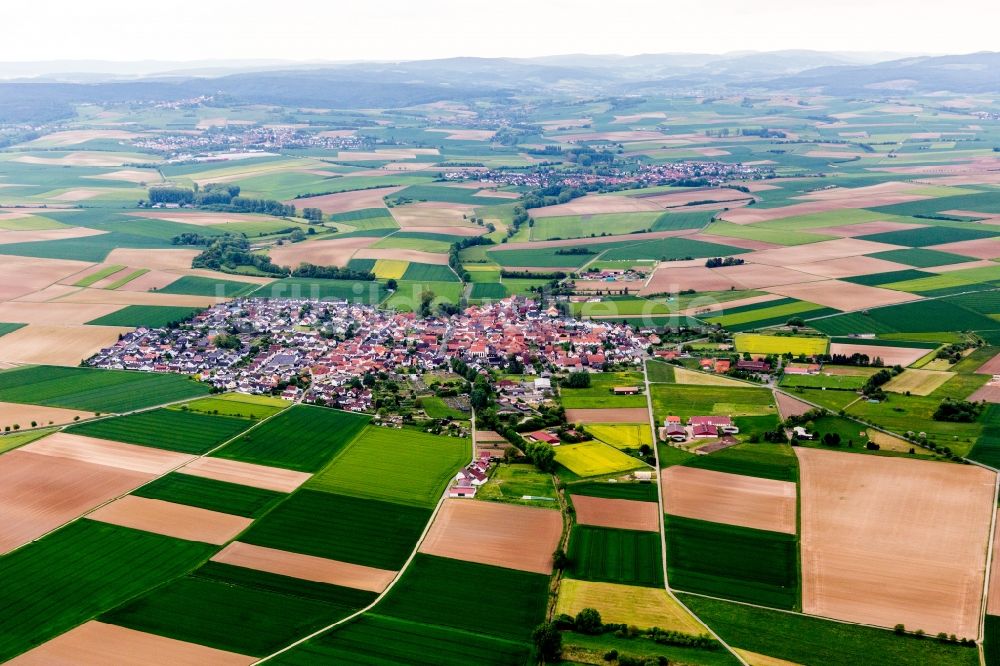 Groß-Umstadt aus der Vogelperspektive: Dorf - Ansicht am Rande von Feldern in Groß-Umstadt im Bundesland Hessen, Deutschland