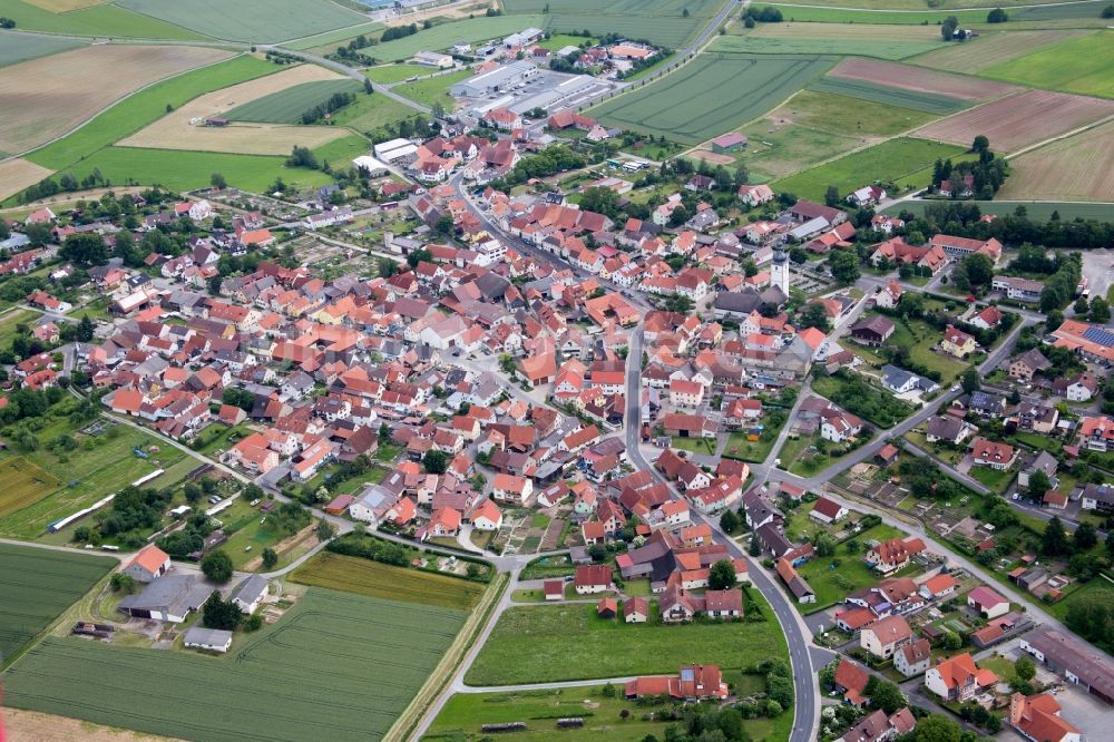 Großbardorf aus der Vogelperspektive: Dorf - Ansicht am Rande von Feldern in Großbardorf im Bundesland Bayern, Deutschland