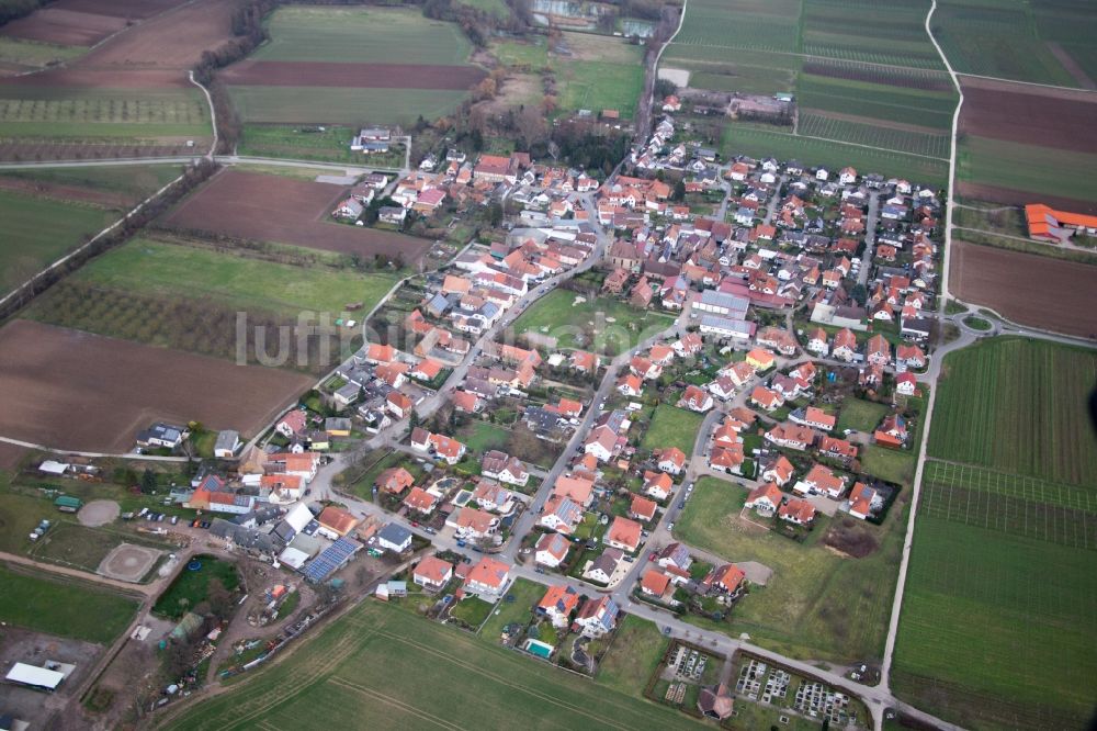 Großfischlingen aus der Vogelperspektive: Dorf - Ansicht am Rande von Feldern in Großfischlingen im Bundesland Rheinland-Pfalz, Deutschland