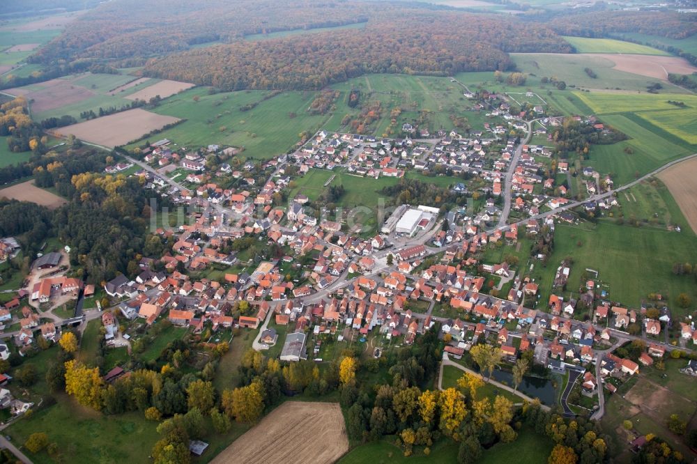 Gumbrechtshoffen von oben - Dorf - Ansicht am Rande von Feldern in Gumbrechtshoffen in Grand Est, Frankreich