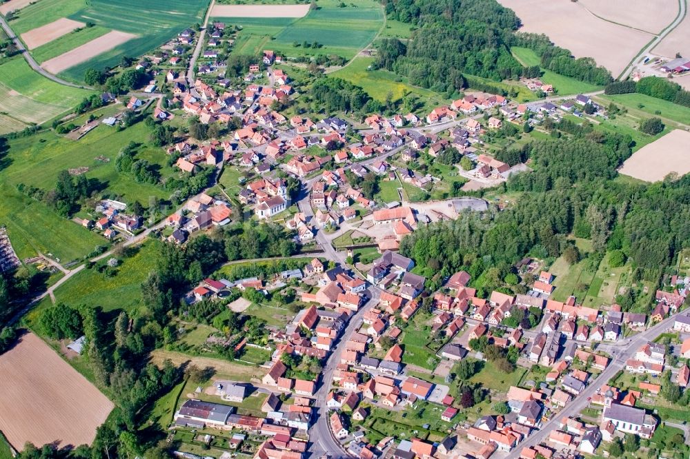 Gumbrechtshoffen aus der Vogelperspektive: Dorf - Ansicht am Rande von Feldern in Gumbrechtshoffen in Grand Est, Frankreich