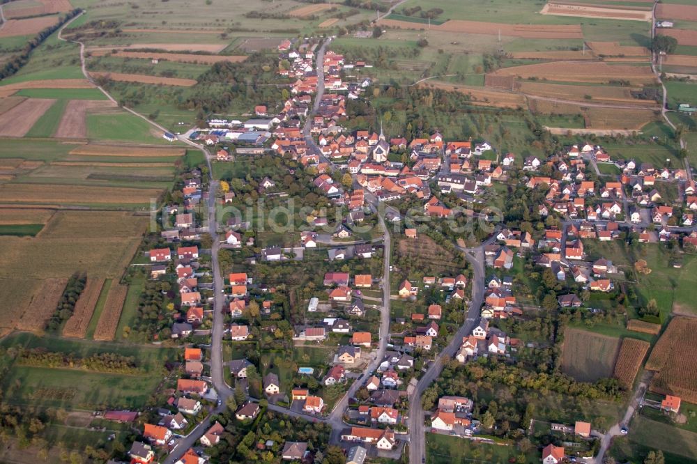 Gunstett aus der Vogelperspektive: Dorf - Ansicht am Rande von Feldern in Gunstett in Grand Est, Frankreich