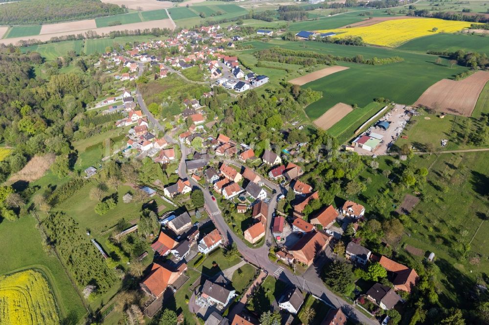 Gunstett von oben - Dorf - Ansicht am Rande von Feldern in Gunstett in Grand Est, Frankreich