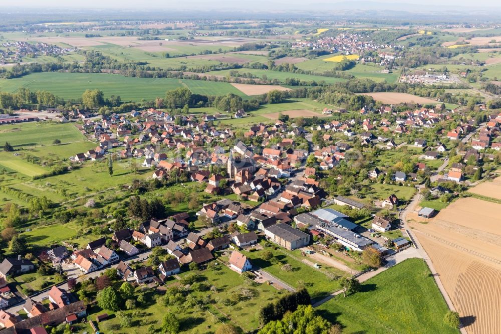 Gunstett aus der Vogelperspektive: Dorf - Ansicht am Rande von Feldern in Gunstett in Grand Est, Frankreich