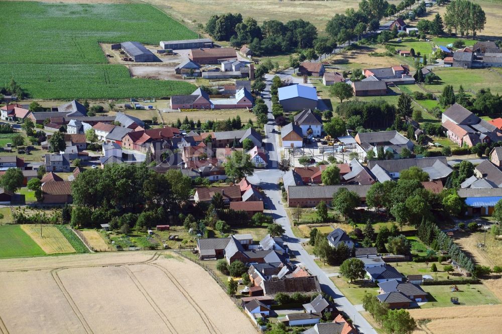 Luftaufnahme Hanum - Dorf - Ansicht am Rande von Feldern in Hanum im Bundesland Sachsen-Anhalt, Deutschland