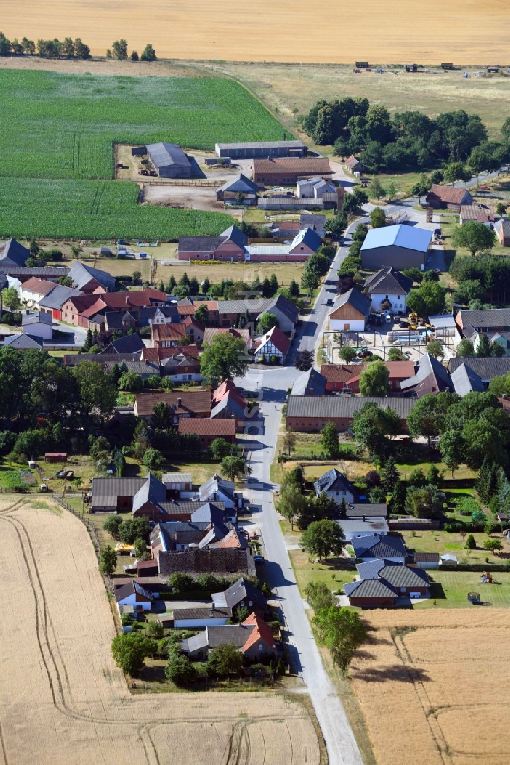 Hanum von oben - Dorf - Ansicht am Rande von Feldern in Hanum im Bundesland Sachsen-Anhalt, Deutschland