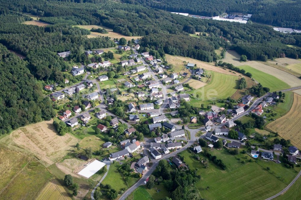 Hattgenstein von oben - Dorf - Ansicht am Rande von Feldern in Hattgenstein im Bundesland Rheinland-Pfalz, Deutschland