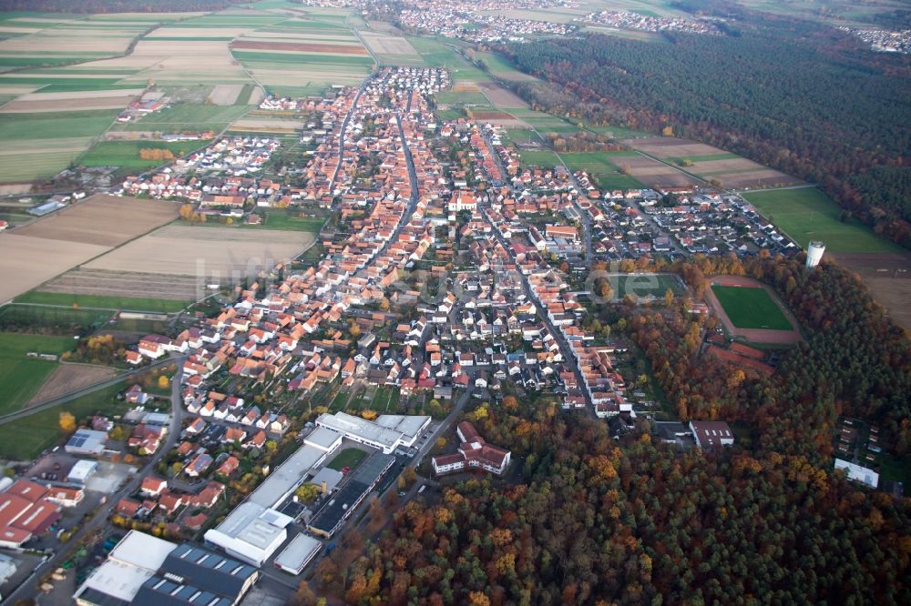 Hatzenbühl aus der Vogelperspektive: Dorf - Ansicht am Rande von Feldern in Hatzenbühl im Bundesland Rheinland-Pfalz, Deutschland