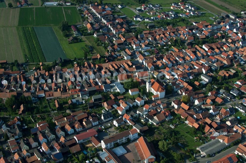 Luftaufnahme Hatzenbühl - Dorf - Ansicht am Rande von Feldern in Hatzenbühl im Bundesland Rheinland-Pfalz, Deutschland