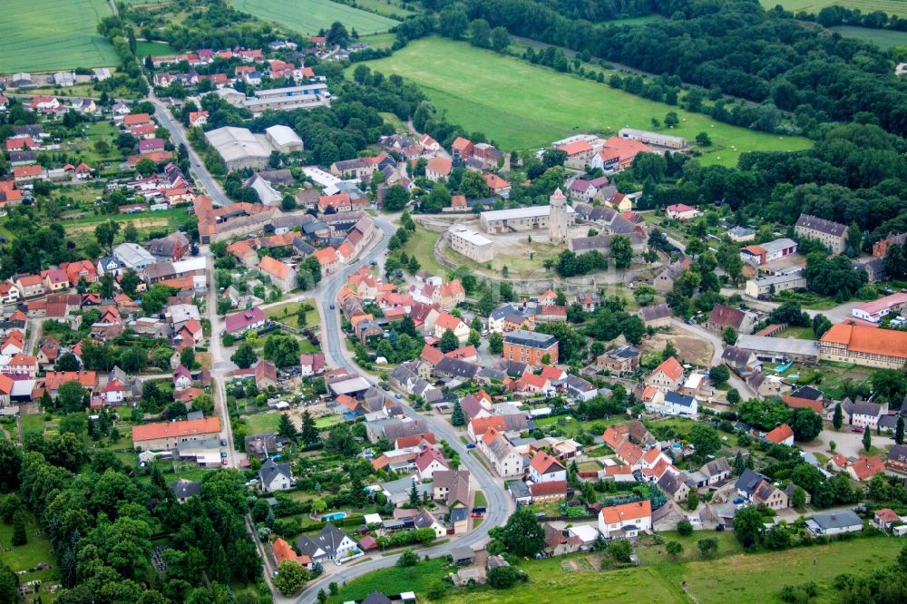 Luftaufnahme Hausneindorf - Dorf - Ansicht am Rande von Feldern in Hausneindorf im Bundesland Sachsen-Anhalt, Deutschland