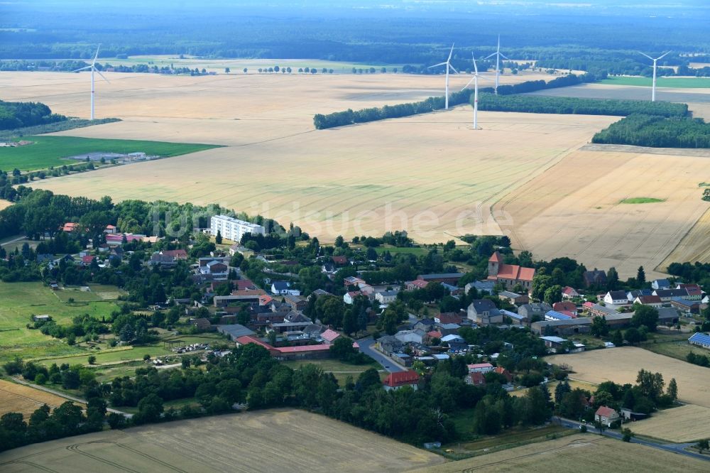 Heckelberg aus der Vogelperspektive: Dorf - Ansicht am Rande von Feldern in Heckelberg im Bundesland Brandenburg, Deutschland