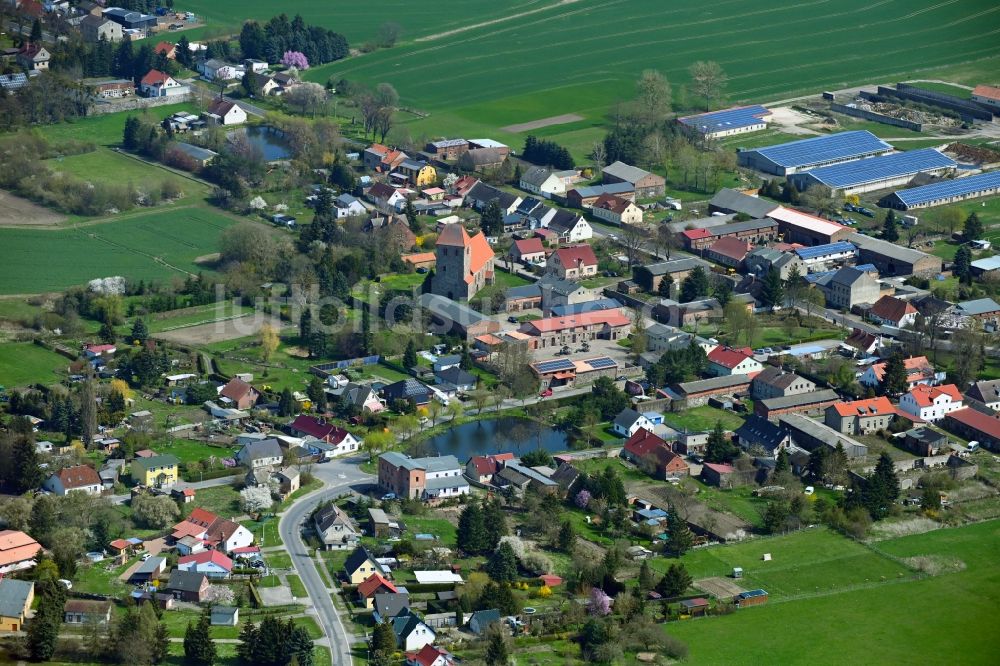 Luftaufnahme Heckelberg - Dorf - Ansicht am Rande von Feldern in Heckelberg im Bundesland Brandenburg, Deutschland