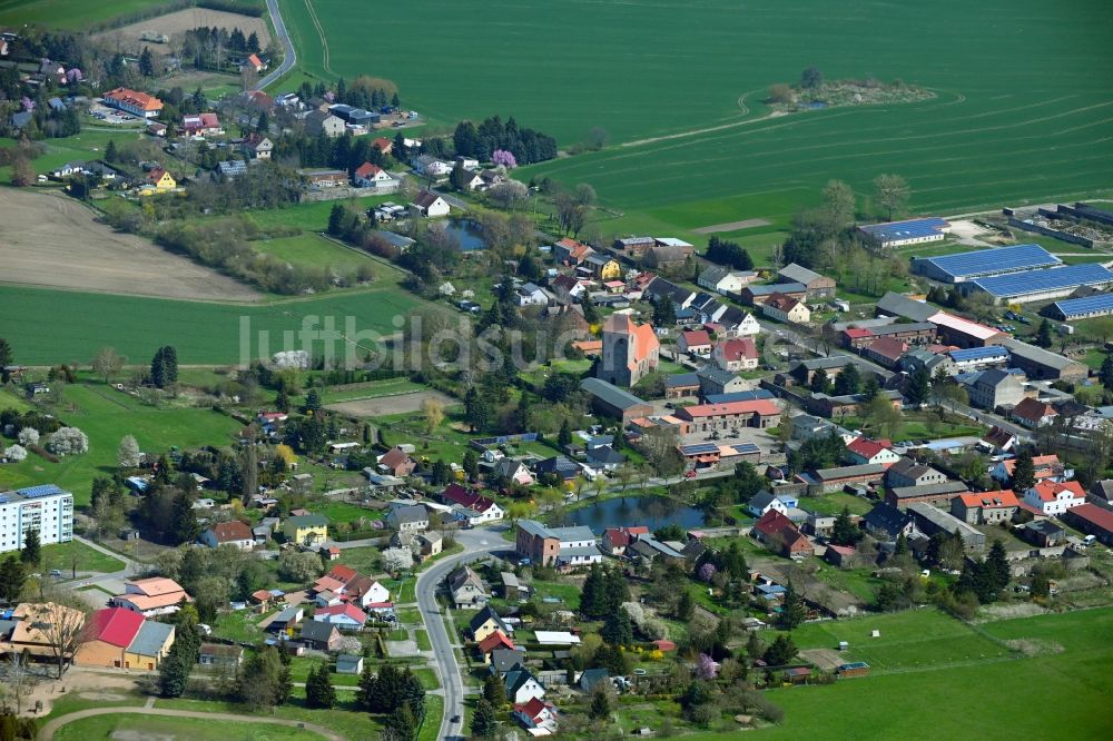 Heckelberg von oben - Dorf - Ansicht am Rande von Feldern in Heckelberg im Bundesland Brandenburg, Deutschland