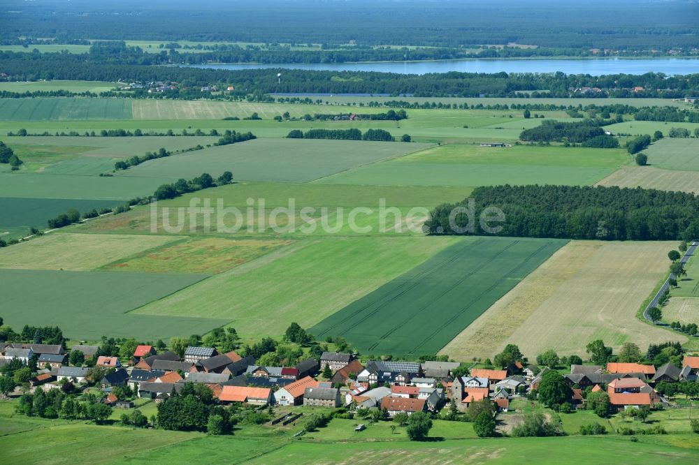 Heiligenfelde von oben - Dorf - Ansicht am Rande von Feldern in Heiligenfelde im Bundesland Sachsen-Anhalt, Deutschland