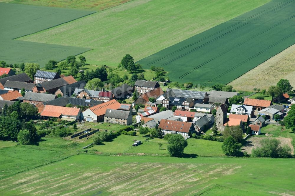 Heiligenfelde aus der Vogelperspektive: Dorf - Ansicht am Rande von Feldern in Heiligenfelde im Bundesland Sachsen-Anhalt, Deutschland