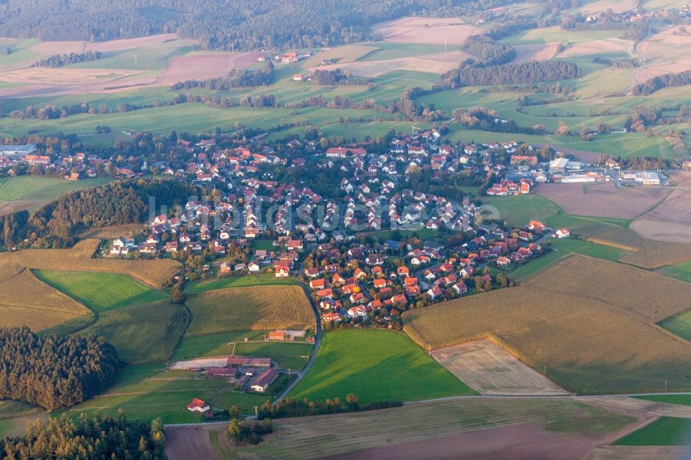 Heinersreuth von oben - Dorf - Ansicht am Rande von Feldern in Heinersreuth im Bundesland Bayern, Deutschland