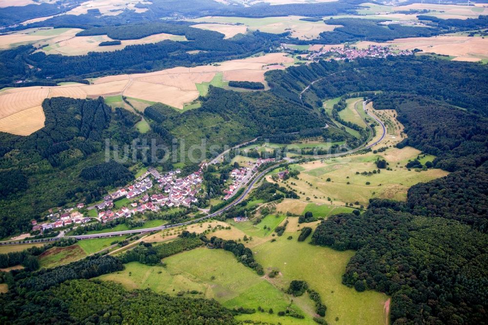 Luftbild Heinzenhausen - Dorf - Ansicht am Rande von Feldern in Heinzenhausen im Bundesland Rheinland-Pfalz, Deutschland